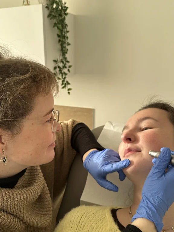 Le Dr Van De Walle pendant un soin au cabinet